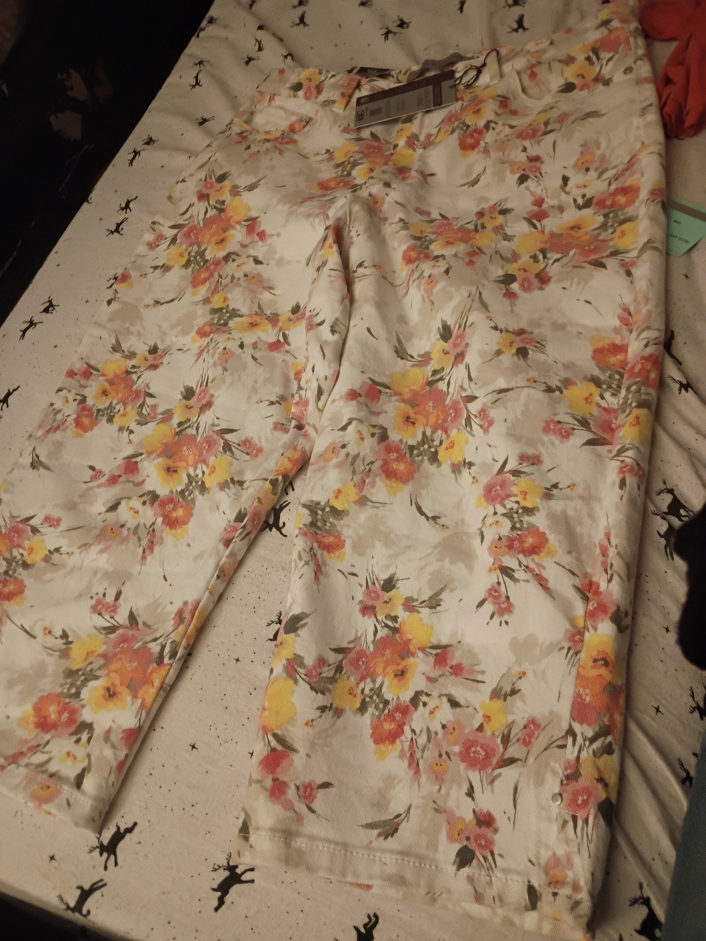 Gloria Vanderbilt White Floral Capris with Pink & Yellow Blooms